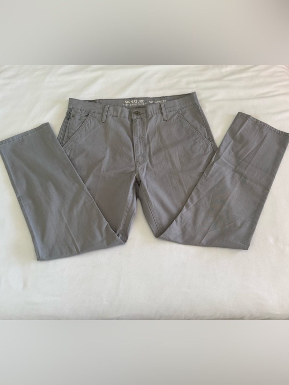 NWOT Levi's Signature 567 gray pants size 38/32. Athletic model.